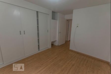 Suíte de casa à venda com 5 quartos, 200m² em Vila Progredior, São Paulo