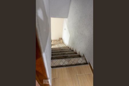 Casa à venda com 200m², 3 quartos e 2 vagas Casa à venda com 200m², 3 quartos e 2 vagasEscada