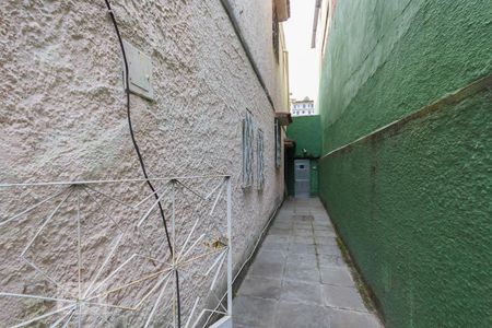 Casa à venda com 706m², 5 quartos e 5 vagas Casa à venda com 706m², 5 quartos e 5 vagasCorredor Lateral da Casa