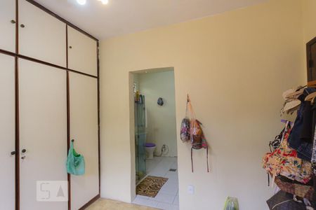 Casa à venda com 706m², 5 quartos e 5 vagas Casa à venda com 706m², 5 quartos e 5 vagasQuarto 3 - Suíte (2º andar)