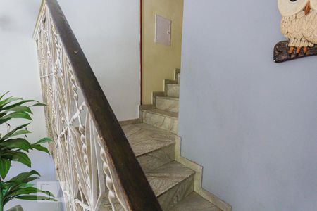 Casa à venda com 706m², 5 quartos e 5 vagas Casa à venda com 706m², 5 quartos e 5 vagasDetalhe - Escada (1º andar)