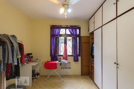 Casa à venda com 706m², 5 quartos e 5 vagas Casa à venda com 706m², 5 quartos e 5 vagasQuarto 3 - Suíte (2º andar)