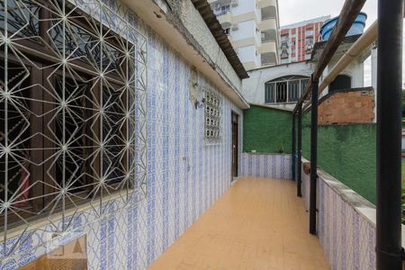 Casa à venda com 706m², 5 quartos e 5 vagas Casa à venda com 706m², 5 quartos e 5 vagasVaranda Quarto 4 (2º andar)