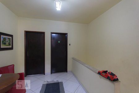 Casa à venda com 706m², 5 quartos e 5 vagas Casa à venda com 706m², 5 quartos e 5 vagasHall (2º andar)