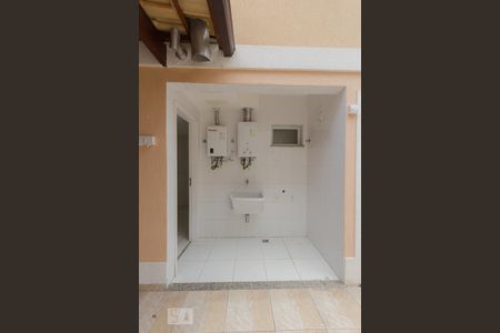 Casa de condomínio para alugar com 190m², 4 quartos e 2 vagas Casa de condomínio para alugar com 190m², 4 quartos e 2 vagasÁrea de Serviço (1º andar - Fundos)
