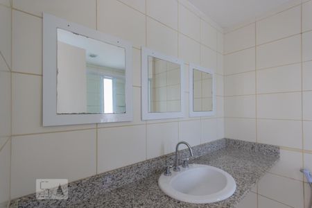 Casa de condomínio para alugar com 190m², 4 quartos e 2 vagas Casa de condomínio para alugar com 190m², 4 quartos e 2 vagasBanheiro Quarto 2 - Suíte (2º andar)
