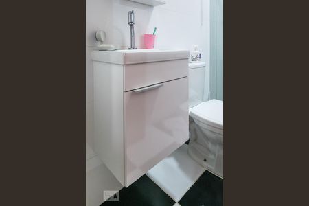 Casa à venda com 250m², 3 quartos e 5 vagasBanheiro da Suíte 2 - Armário