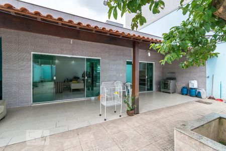 Casa à venda com 250m², 3 quartos e 5 vagasFachada interna da casa