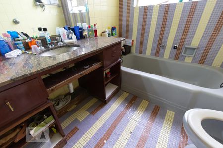 Casa à venda com 460m², 3 quartos e 7 vagasBanheiro da suíte