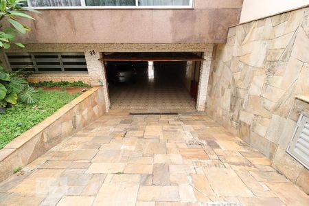 Casa para alugar com 360m², 4 quartos e 10 vagasEntrada da Garagem