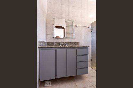 Casa para alugar com 284m², 3 quartos e 3 vagas Casa para alugar com 284m², 3 quartos e 3 vagasBanheiro da Suite