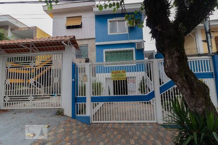 Casa à venda com 172m², 3 quartos e 2 vagas Casa à venda com 172m², 3 quartos e 2 vagasFachada