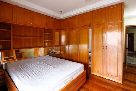 Apartamento à venda com 190m², 3 quartos e 3 vagas Apartamento à venda com 190m², 3 quartos e 3 vagasSuíte