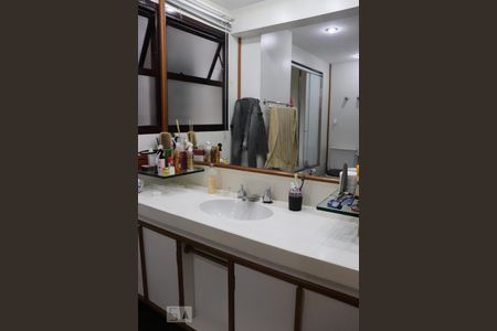 Apartamento à venda com 230m², 3 quartos e 3 vagasBanheiro da Suíte