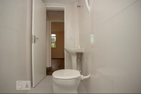 Banheiro de apartamento para alugar com 2 quartos, 48m² em Santa Cândida, Curitiba