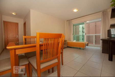Sala de apartamento para alugar com 1 quarto, 66m² em Centro, Curitiba