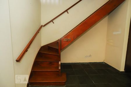 Casa à venda com 420m², 4 quartos e 4 vagasEscada