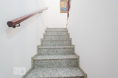 Casa à venda com 200m², 3 quartos e 2 vagasEscada