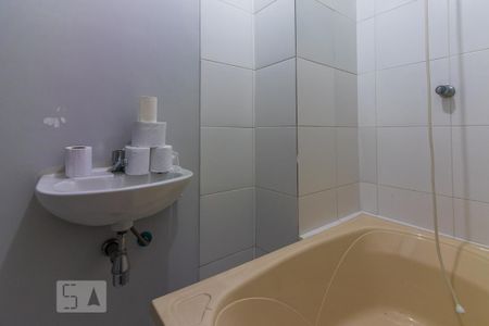 Banheiro de kitnet/studio para alugar com 1 quarto, 23m² em Campos Elíseos, São Paulo