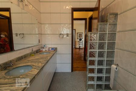 Casa para alugar com 337m², 5 quartos e 3 vagasBanheiro 2