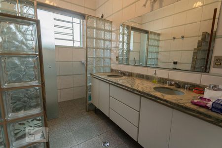 Casa para alugar com 337m², 5 quartos e 3 vagasBanheiro 2