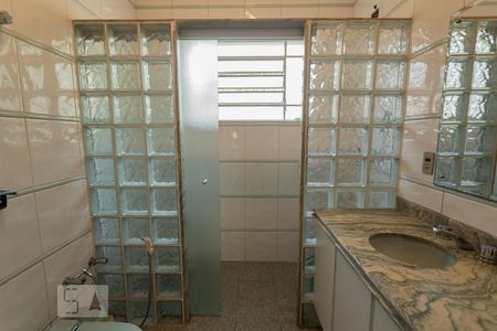 Casa para alugar com 337m², 5 quartos e 3 vagasBanheiro 2