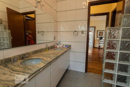 Casa para alugar com 337m², 5 quartos e 3 vagasBanheiro 2