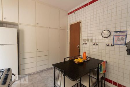 Casa para alugar com 337m², 5 quartos e 3 vagasCozinha