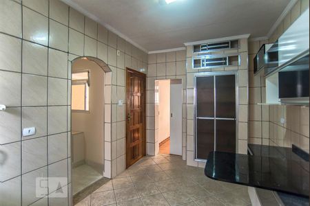Cozinha e entradas para sala e quarto de casa para alugar com 1 quarto, 60m² em Vila Carrão, São Paulo
