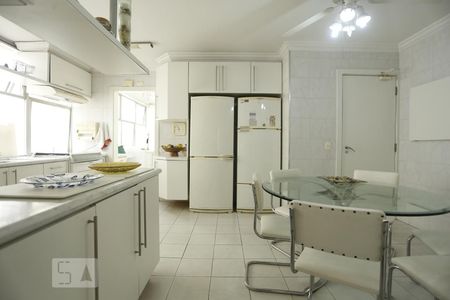 Apartamento à venda com 240m², 3 quartos e 2 vagasCozinha