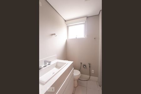 Banheiro de apartamento para alugar com 2 quartos, 52m² em Santo Antônio, Porto Alegre