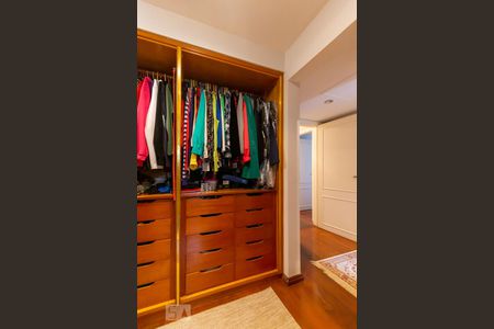 Apartamento à venda com 360m², 4 quartos e 5 vagas Apartamento à venda com 360m², 4 quartos e 5 vagasCloset da suíte 1