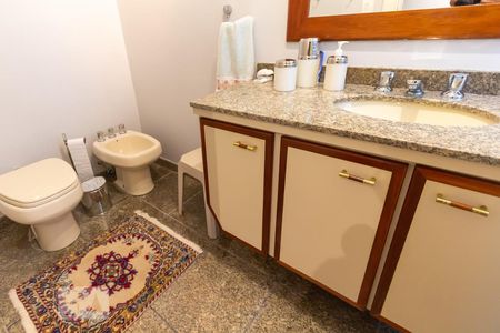 Apartamento à venda com 360m², 4 quartos e 5 vagas Apartamento à venda com 360m², 4 quartos e 5 vagasBanheiro da suíte 2