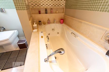 Apartamento à venda com 360m², 4 quartos e 5 vagas Apartamento à venda com 360m², 4 quartos e 5 vagasBanheiro da suíte 1