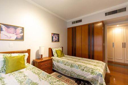 Apartamento à venda com 360m², 4 quartos e 5 vagas Apartamento à venda com 360m², 4 quartos e 5 vagasSuíte 2