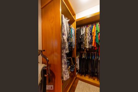 Apartamento à venda com 360m², 4 quartos e 5 vagas Apartamento à venda com 360m², 4 quartos e 5 vagasCloset da suíte 1