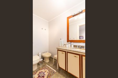 Apartamento à venda com 360m², 4 quartos e 5 vagas Apartamento à venda com 360m², 4 quartos e 5 vagasBanheiro da suíte 2