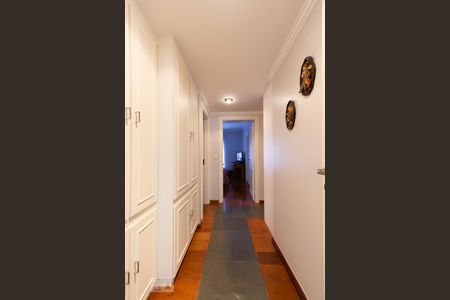 Apartamento à venda com 360m², 4 quartos e 5 vagas Apartamento à venda com 360m², 4 quartos e 5 vagasCorredor das suítes