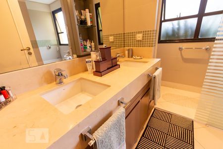 Apartamento à venda com 360m², 4 quartos e 5 vagas Apartamento à venda com 360m², 4 quartos e 5 vagasBanheiro da suíte 1