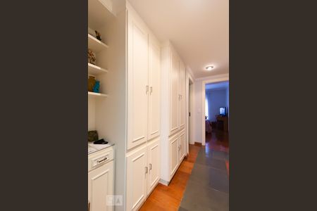 Apartamento à venda com 360m², 4 quartos e 5 vagas Apartamento à venda com 360m², 4 quartos e 5 vagasCorredor das suítes