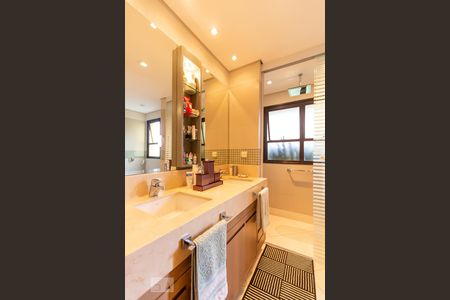 Apartamento à venda com 360m², 4 quartos e 5 vagas Apartamento à venda com 360m², 4 quartos e 5 vagasBanheiro da suíte 1