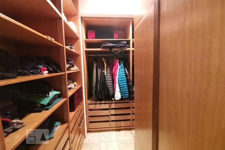 Apartamento para alugar com 250m², 3 quartos e 4 vagas Apartamento para alugar com 250m², 3 quartos e 4 vagasCloset