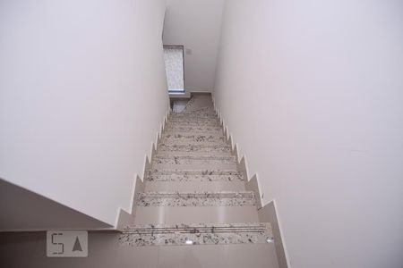 Casa de condomínio à venda com 62m², 2 quartos e 2 vagasEscada