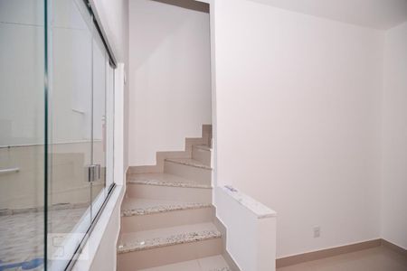 Casa de condomínio à venda com 62m², 2 quartos e 2 vagasEscada