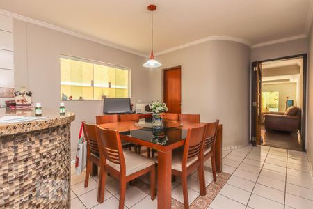 Casa à venda com 179m², 3 quartos e 2 vagas Casa à venda com 179m², 3 quartos e 2 vagasSala de jantar