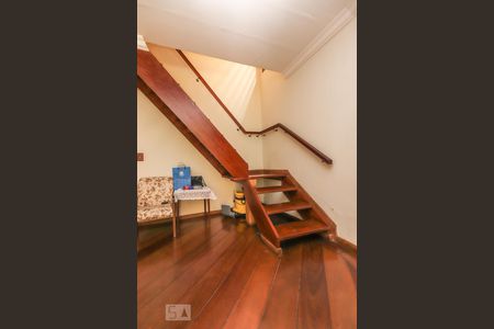 Casa à venda com 179m², 3 quartos e 2 vagas Casa à venda com 179m², 3 quartos e 2 vagasEscada