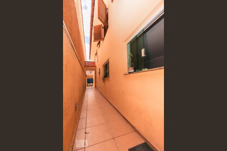 Casa à venda com 179m², 3 quartos e 2 vagas Casa à venda com 179m², 3 quartos e 2 vagasCorredor externo