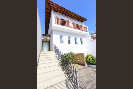 Casa à venda com 330m², 4 quartos e 4 vagas Casa à venda com 330m², 4 quartos e 4 vagasFachada