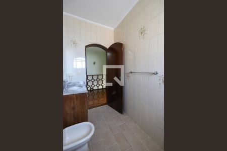 Casa à venda com 330m², 4 quartos e 4 vagas Casa à venda com 330m², 4 quartos e 4 vagasBanheiro social