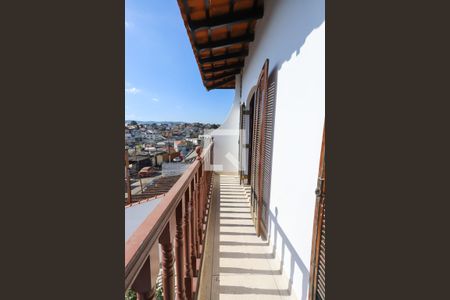 Casa à venda com 330m², 4 quartos e 4 vagas Casa à venda com 330m², 4 quartos e 4 vagasVaranda